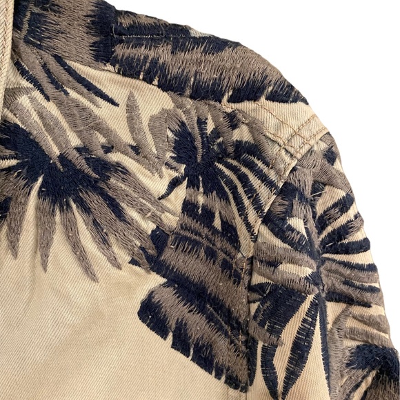 **LIKE NEW** GUESS Acid Wash Embroidered Jean Dillon Jacket. Size S. - Picture 5 of 8